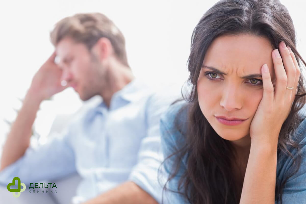 Женщина держится за голову